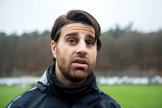 Örgrytes George Mourad blir intervjuad