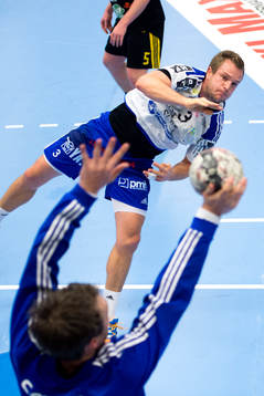 Sävehofs målvakt Per Sandström räddar ett skott från