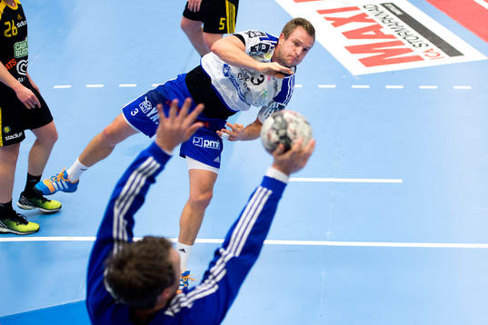 Sävehofs målvakt Per Sandström räddar ett skott från