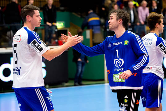 Ystads Kim Andersson och Sävehofs målvakt Per Sandström