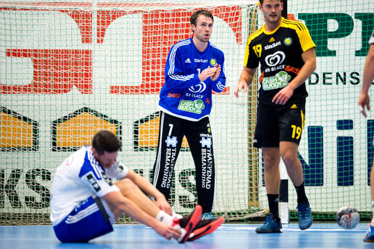 Ystads Kim Andersson deppar framför Sävehofs målvakt Per