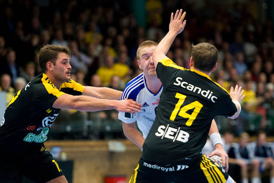 Ystads Emil Hansson får Sävehofs Johan Fagerlund armbåge