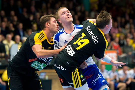 Ystads Emil Hansson får Sävehofs Johan Fagerlund armbåge
