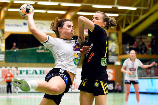Helltons Karin Ullen och Sävehofs Stine Lund Andreassen
