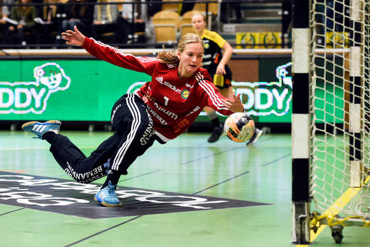 Sävehofs målvakt Johanna Bundsen räddar en boll
