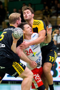 Drotts Nikola Stojcevski stoppas av Sävehofs Viktor Rhodin