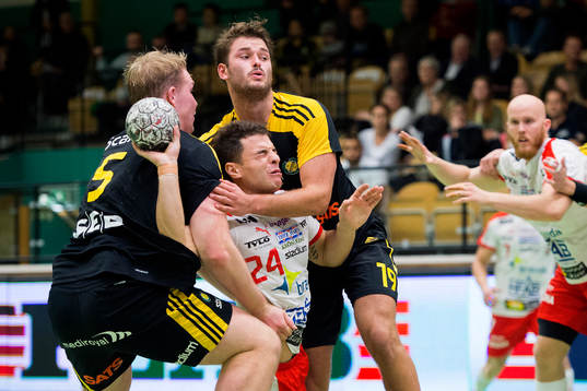 Drotts Nikola Stojcevski stoppas av Viktor Rhodin och