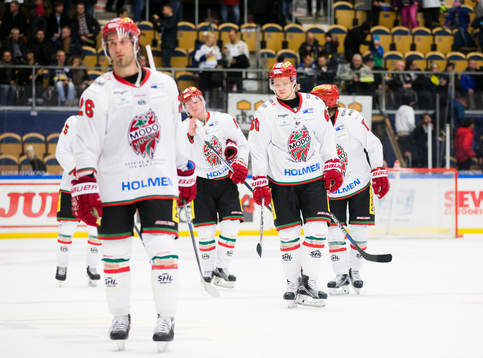 Modos Shaun Heshka (främst) och hans lagkamrater deppar