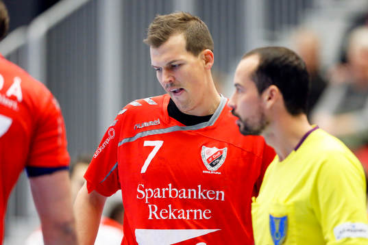 Guifs Richard Blank i samtal med domaren