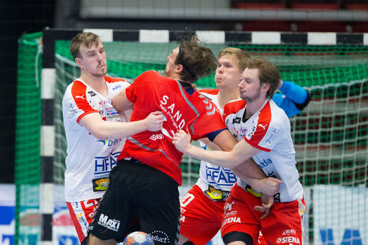 GUIFs Helge Freiman blir stoppad av Drotts Pontus Zetterman