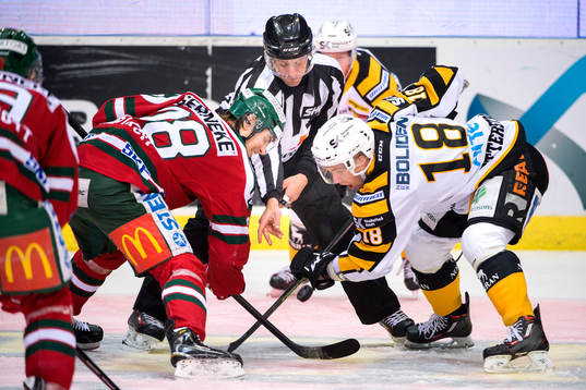 Frölundas Johan Sundström tekar mot Skellefteås Pontus