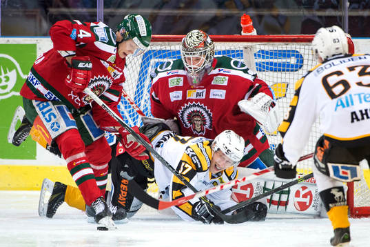 Skellefteås Pär Lindholm faller framför Frölundas