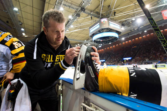 En materialare fixar en skridsko