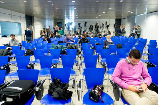 Journalister väntar på att en presskonferens med Real