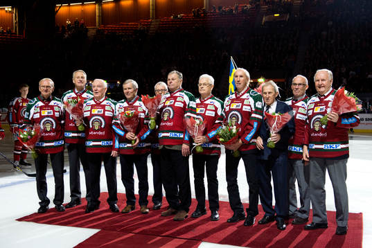 F.d. spelare Frölundas lag från 1965 hyllas innan