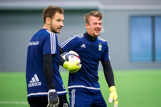 IFK Göteborgs målvakt John Alvbåge och målvakt Erik