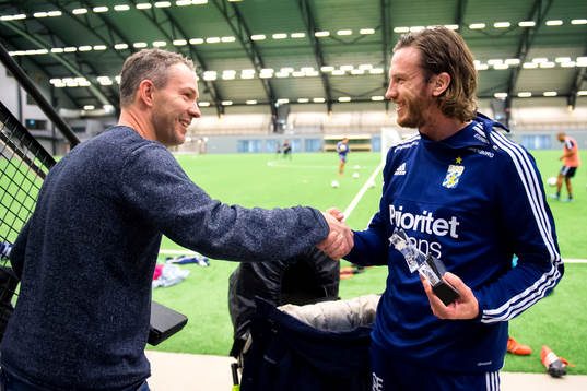 Mattias Balkander överlämnar priset Göteborgs bästa
