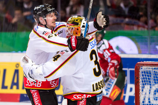 Luleås Brendan Mikkelson kramar om målvakt Joel