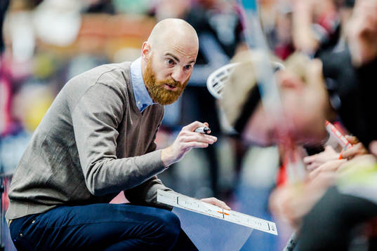 Helsingborgs tränare Magnus Anderberg  instruerar spelare