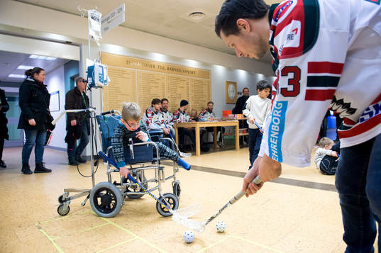 Frölundas Elias Fälth leker med barnen på Drottning