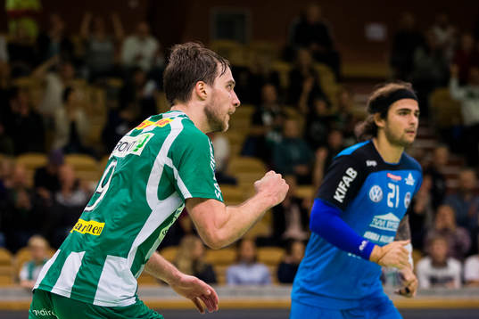 Hammarbys Nils Pettersson jublar när han springer förbi