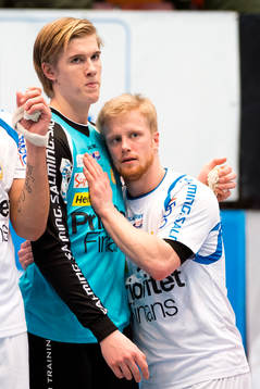 Redbergslids målvakt Tobias Thulin klappas om av Tobias