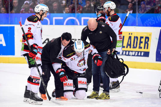 Malmö Redhawks Stefan Warg får hjälp av isenunder