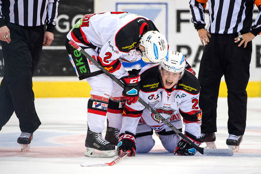 Malmö Redhawks Christoffer Forsberg ligger skadad på isen