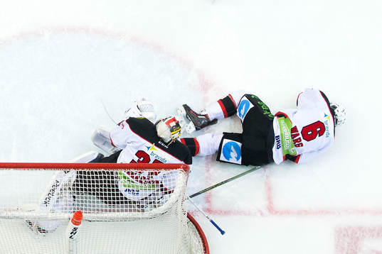 Malmö Redhawks Stefan Warg ligger skadad på isen