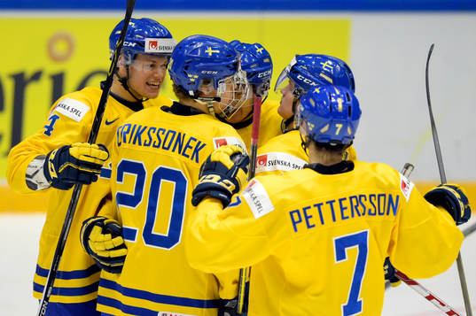 Sveriges Joel Eriksson Ek jublar med lagkamraterna
