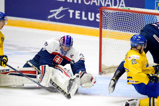Sveriges Oskar Lindblom gör 2-0 bakom Slovakiens målvakt