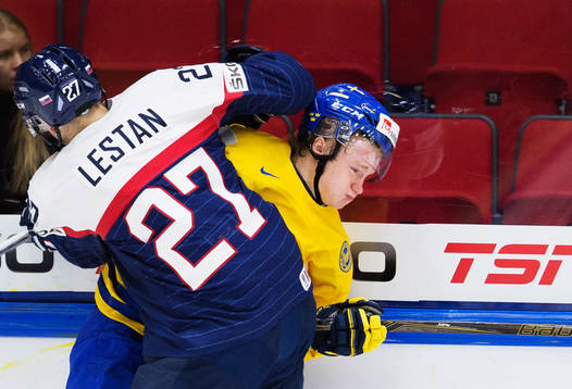 Slovakiens Filip Lestan tacklar Sveriges Carl Grundström