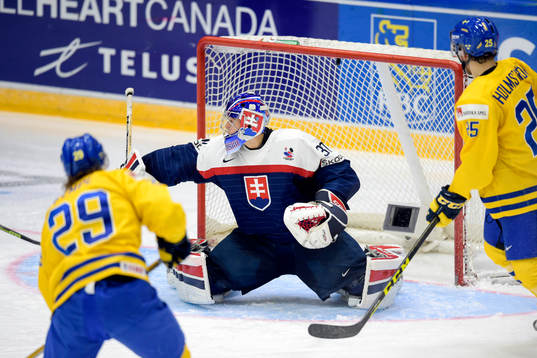 Sveriges Adrian Kempe gör 4-0 bakom Slovakiens målvakt