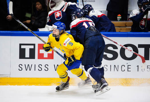 Sveriges Alexander Nylander blir tacklad av Slovakiens