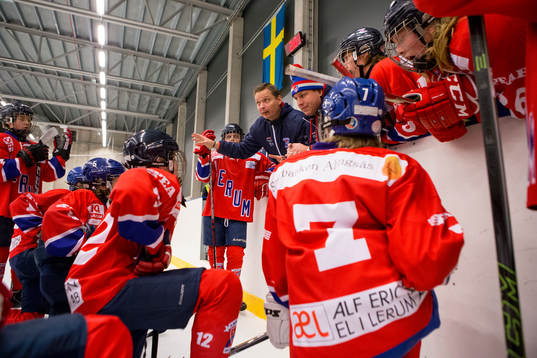 Lerum lyssnar till tränarna i periodpausen