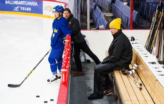 Skadade Adam Ollas Mattsson på Sveriges träning