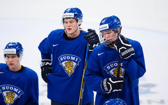Patrik Laine (t h) på Finlands träning