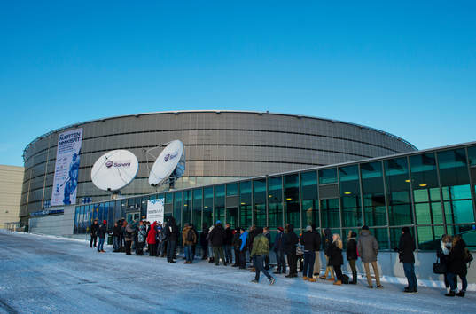Folk köar utanför Hartwall Arena för att köpa biljetter
