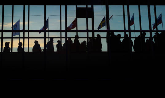 Folk köar utanför Hartwall Arena för att köpa biljetter