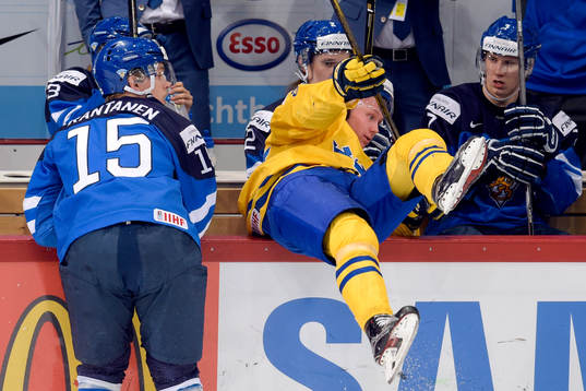 Finlands Mikko Rantanen tacklar in Sveriges Jens Lööke i