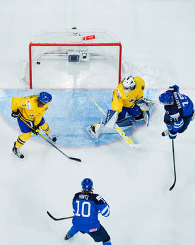 Finlands Roope Hintz och Mikko Rantanen ser 1-2-pucken