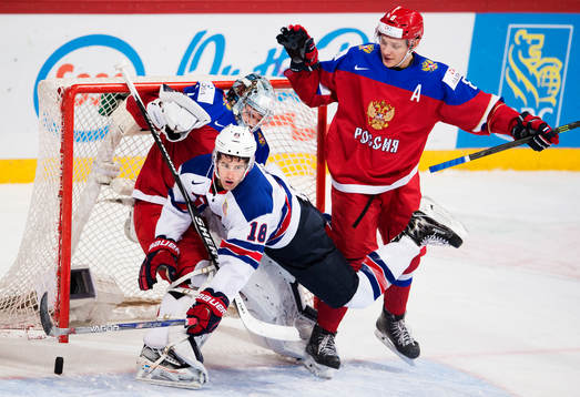 s Colin White flyger in i Rysslands målvakt Ilya Samsonov