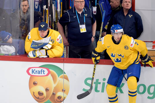 Sveriges målvakt Linus Söderström deppar
