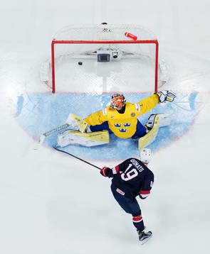 s Ryan Donato gör 2-4 bakom Sveriges målvakt Felix