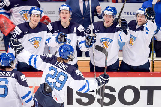 Finlands Patrik Laine jublar med lagkamraterna