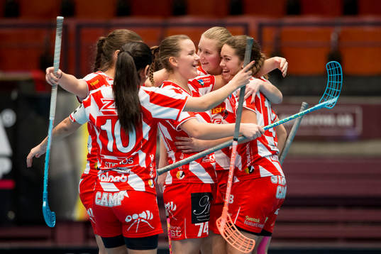 Pixbos Amanda Wetterström jublar och omfamnas