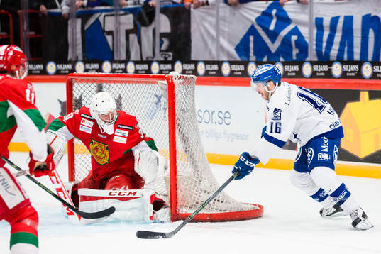 Leksands János Hári rundar kassen bakom Moras målvakt