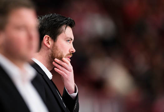 Moras tränare Jeremy Colliton ser fundersam ut