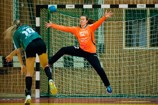 Silkeborgs Christina Wildbork Hansen  skjuter straff mot