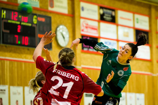 Silkeborgs Sofie Baek Andersen skjuter